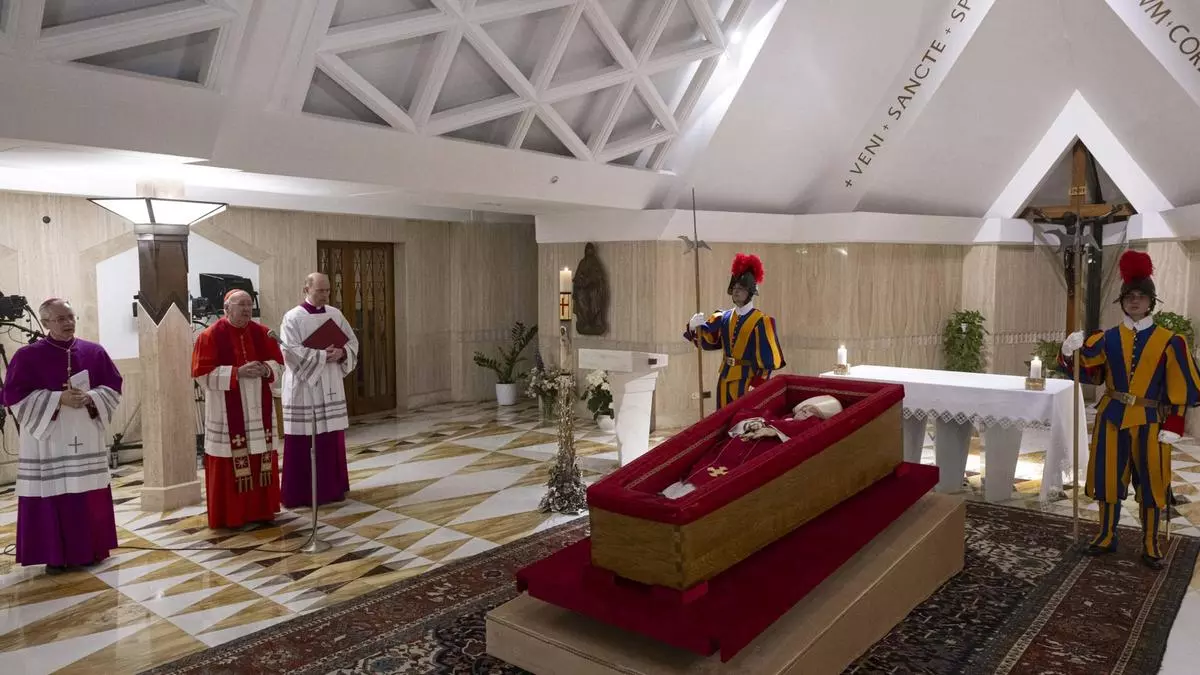 Entre aplausos y replique de campanas. Así ha sido la llegada del féretro del papa Francisco a la Plaza de San Pedro