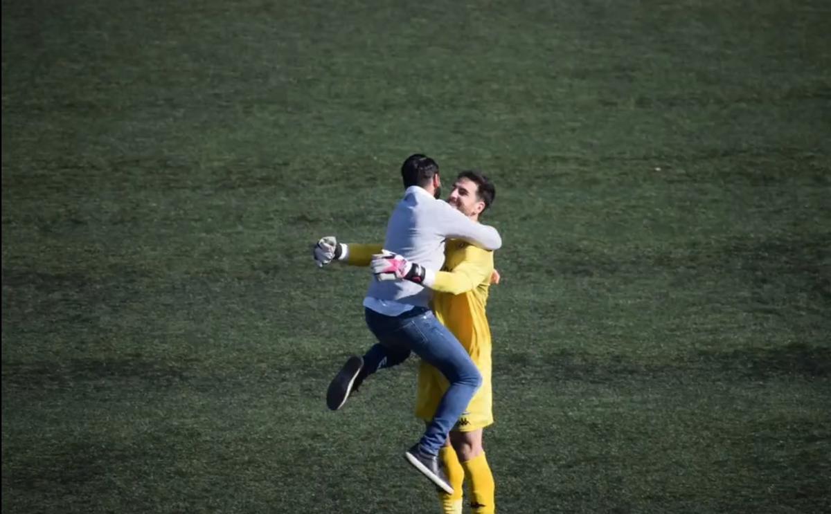 Ander Vitoria se abraza a su portero, Carlos Abad, al final del triunfo del Hércules en Badalona.