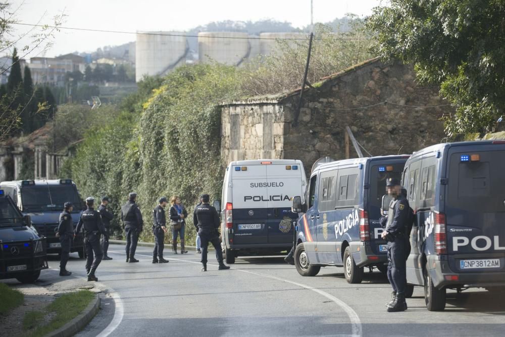Varias unidades policiales realizaron un importante despliegue en las viviendas de San José, situadas entre los concellos de A Coruña y Arteixo, durante una investigación contra el tráfico de drogas.