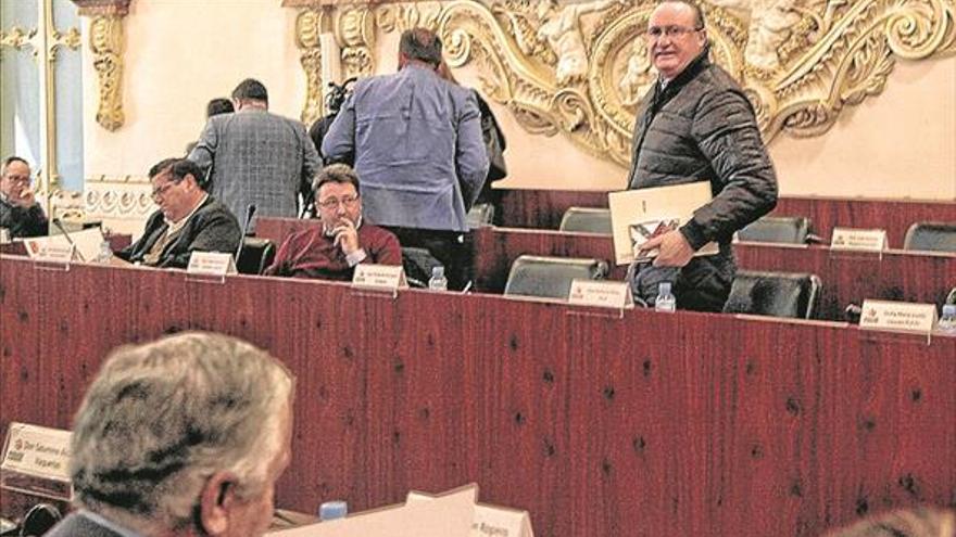 El pleno de la Diputación de Badajoz reprueba a Pozo por asistir a un acto franquista