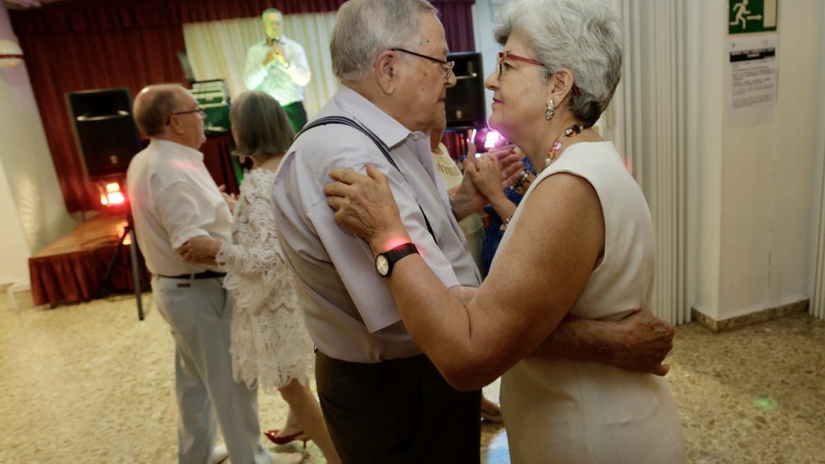 El Centro Social de Mayores Murcia II celebra su Junio Cultural con  talleres de baile y una exposición de manualidades