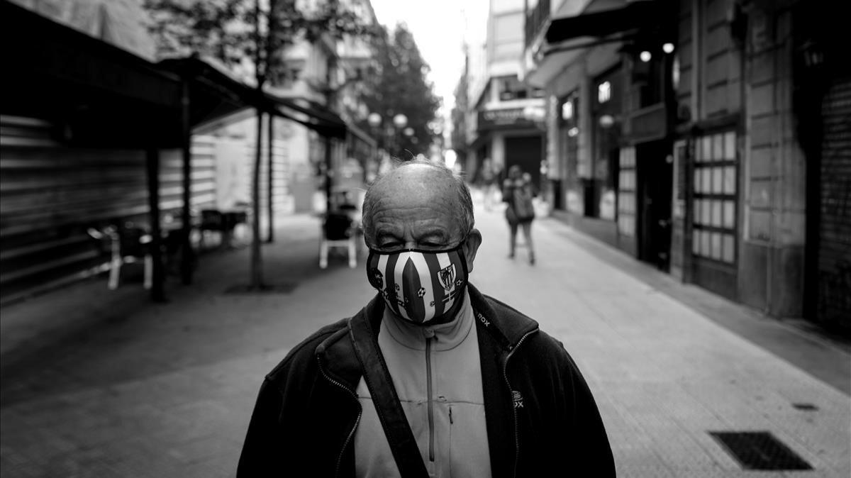 Un vecino de Bilbao, en una de las calles por las que durante la noche protestan contra el estado de alarma.