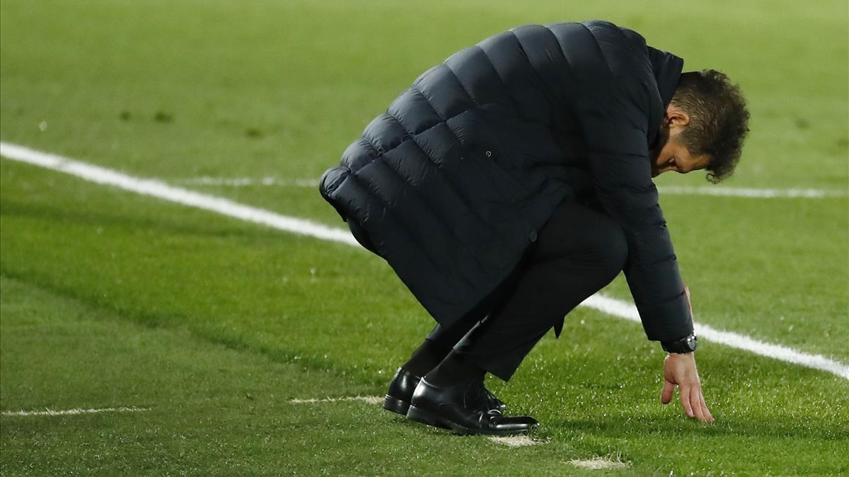 Soccer Football - La Liga Santander - Real Madrid v Atletico Madrid - Estadio Alfredo Di Stefano  Madrid  Spain - December 12  2020 Atletico Madrid coach Diego Simeone reacts REUTERS Juan Medina