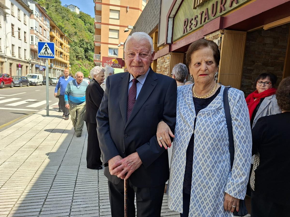 Isidro Coronas y Raquel Lastra, este domingo, en Luarca.