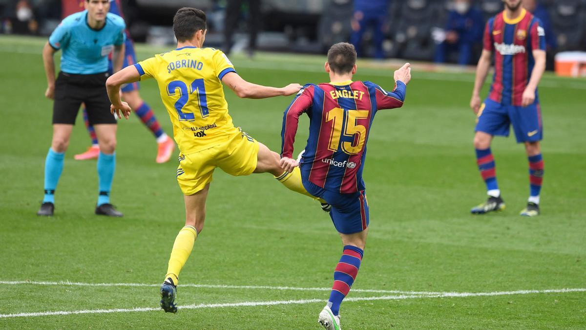 Lenglet comete el penalti en pugna con Sobrino ante el Cádiz.