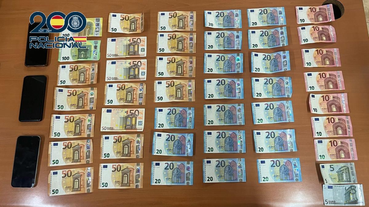 Móviles y dinero incautados al gombre detenido por robo con violenca.