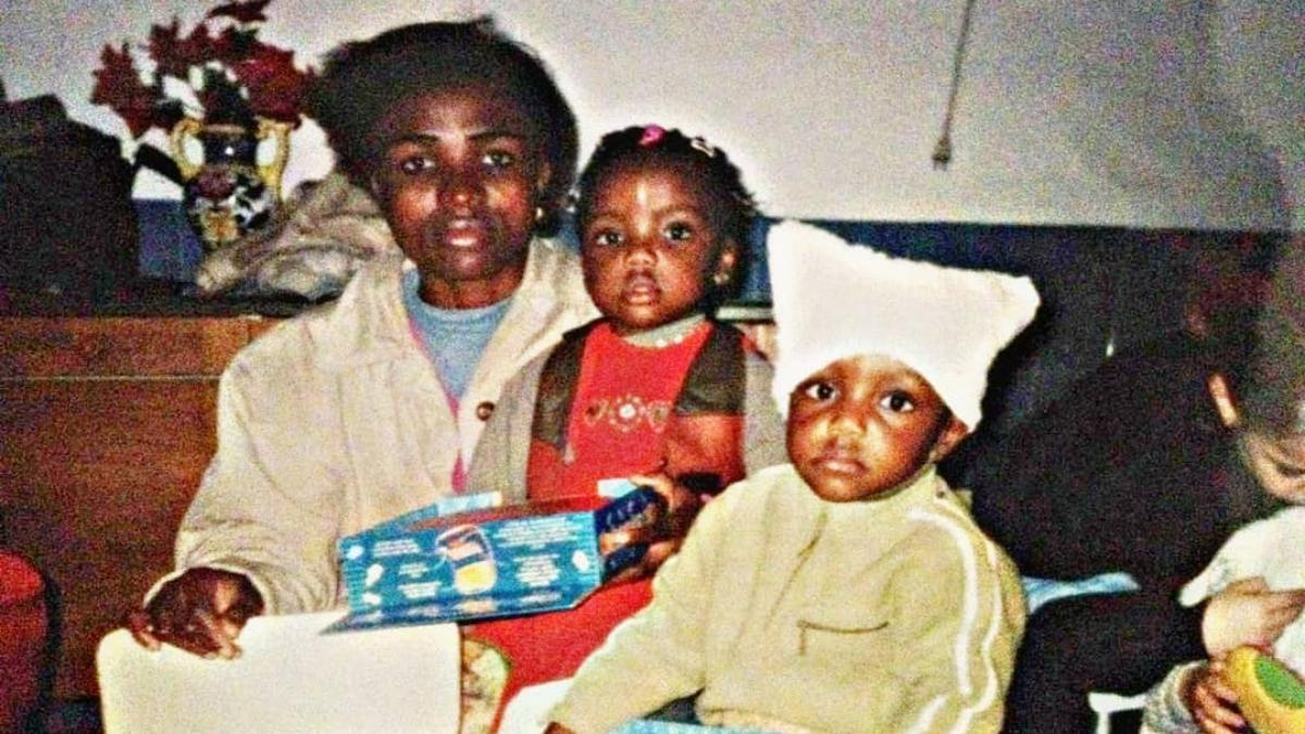 Edna Imade de niña junto a su madre, Floren, y su hermano, Paul