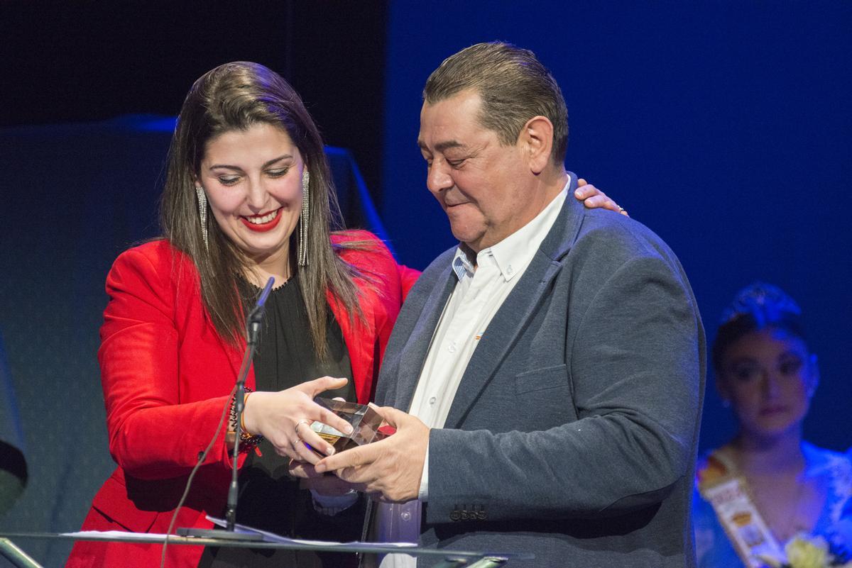 La concejala de Cultura, Mercedes Benítez, entregando el reconocimiento a su padre, el veterinario Roberto Benítez.