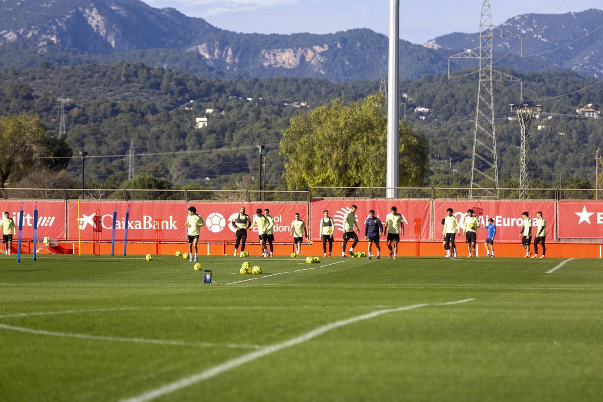 El Mallorca ha regresado este lunes a los entrenamientos tras las vacaciones de Navidad, sesión que se ha realizado en Son Bibiloni