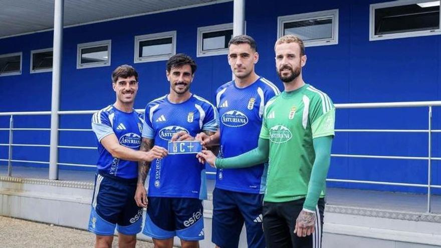 El Real Oviedo anuncia a sus cuatro capitanes y a la leyenda que realizará el saque de honor ante el Granda