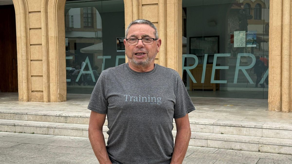 Juan Parrondo, presidente del Grupo de Montaña Llama Ello de Villaviciosa, ante el Teatro Riera
