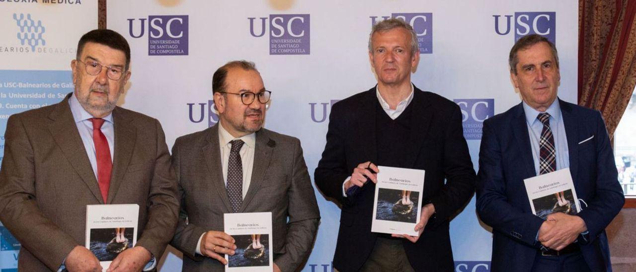 Rueda, tercero por la izquierda, ayer en un acto en la Universidade de Santiago.