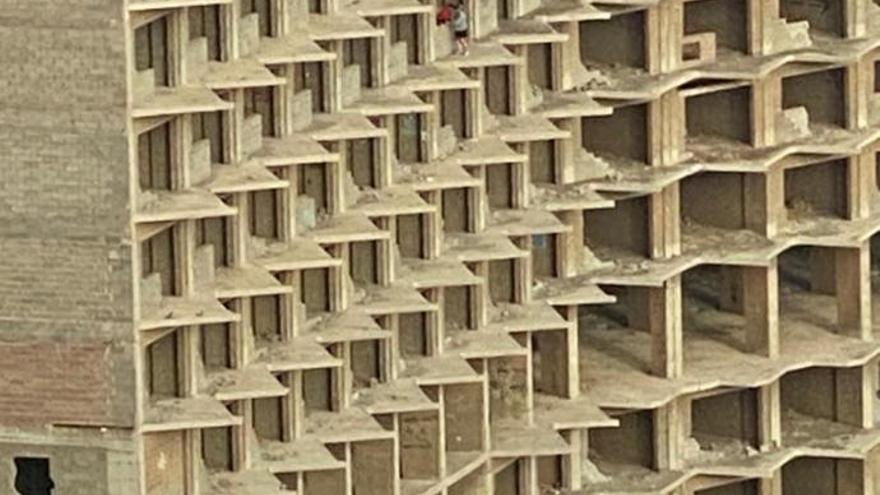 Dos personas se pasean por los balcones del &#039;mamotreto de Añaza&#039;.