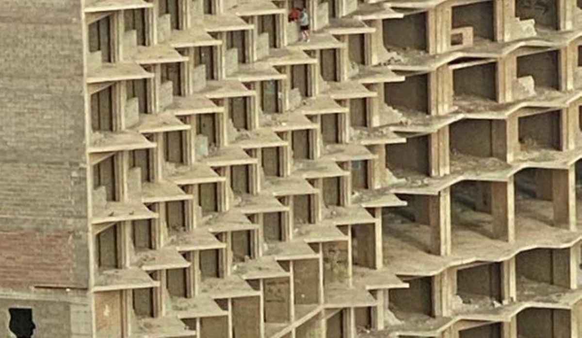 Dos personas se pasean por los balcones del 'mamotreto de Añaza'.