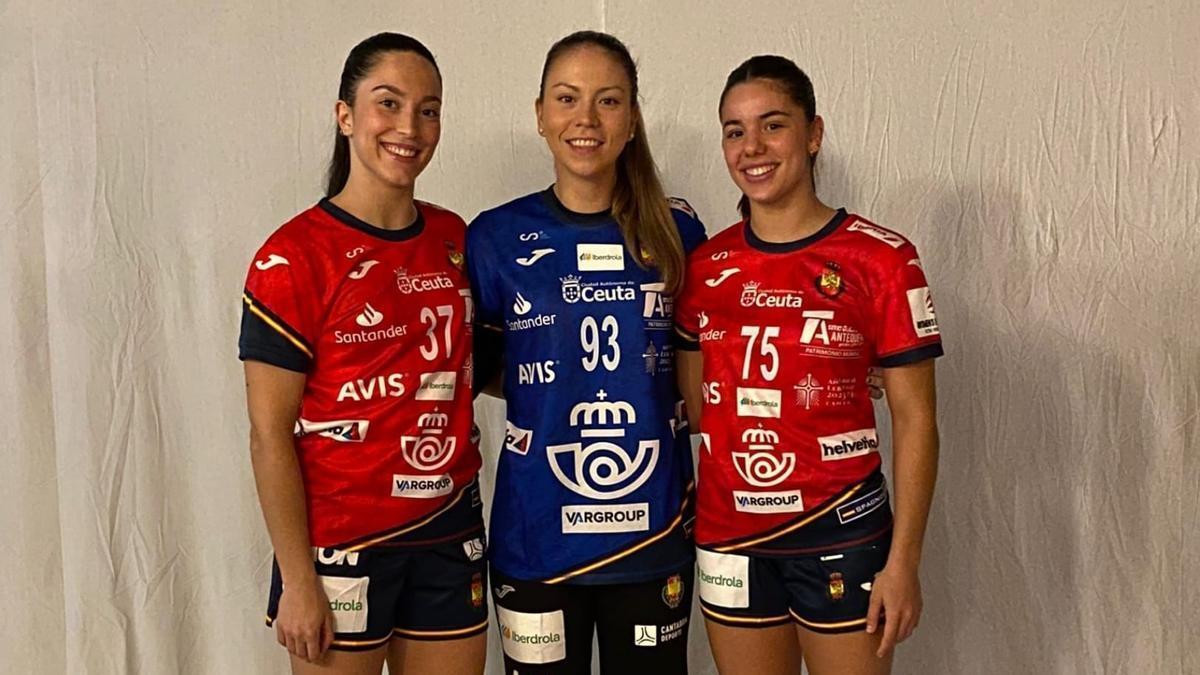 Paola Bernabé, Nicole Morales y Paula Agulló, con la selección