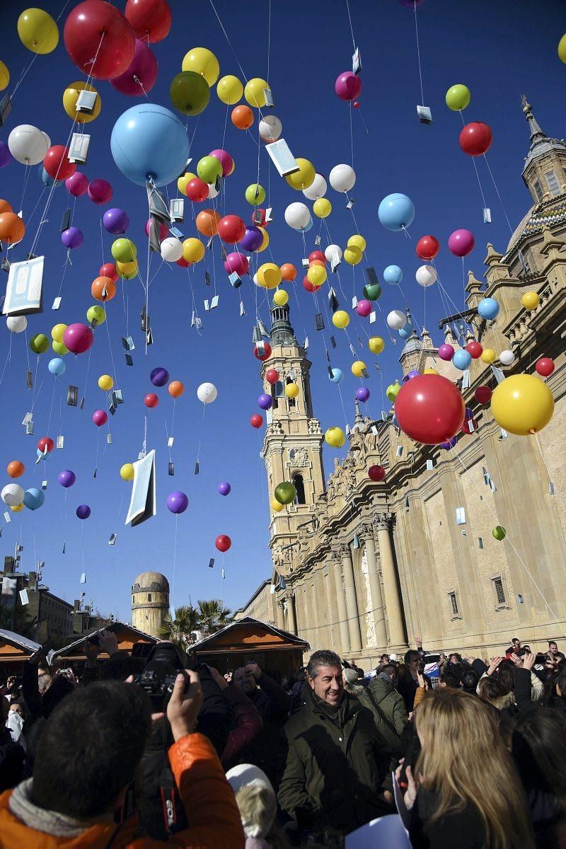 Suelta de globos literarios en la plaza del Pilar