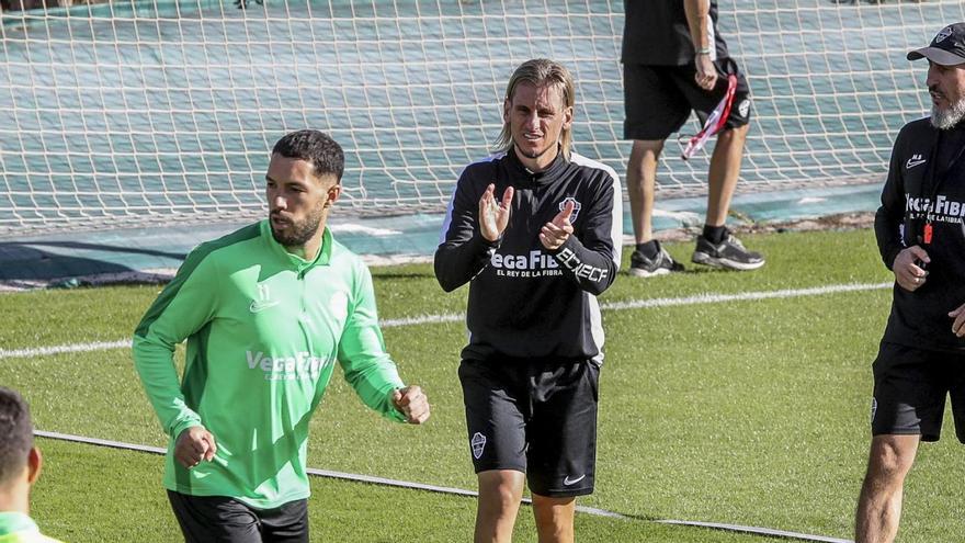 Sebastián Beccacece da ánimos a sus jugadores en un entrenamiento de esta semana. | ANTONIO AMORÓS