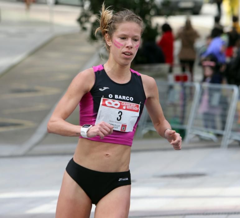 Los corredores Nuno Costa y Ester Navarrete vencen en la V Carrera Popular do Entroido, en la que medio millar de personas sudaron dentro de sus disfraces.