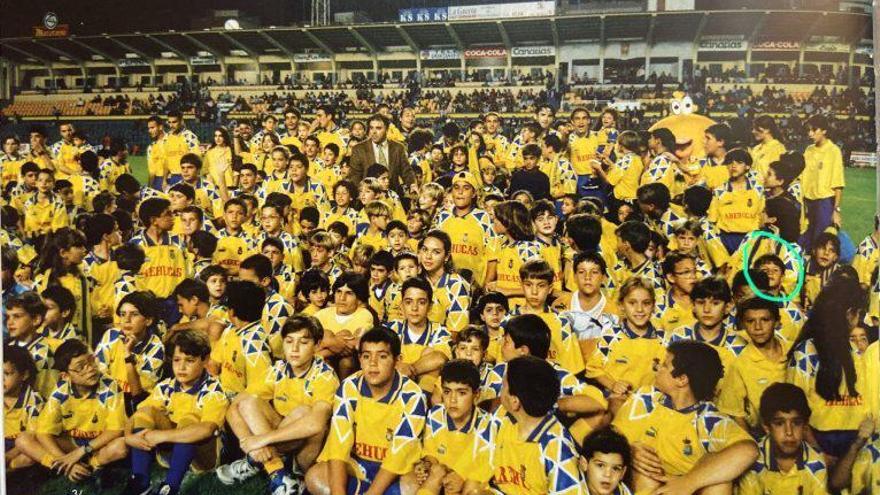 Vicente Gómez, con 8 años, en 1996, junto al plantel que logró el ascenso a Segunda, en el Insular.