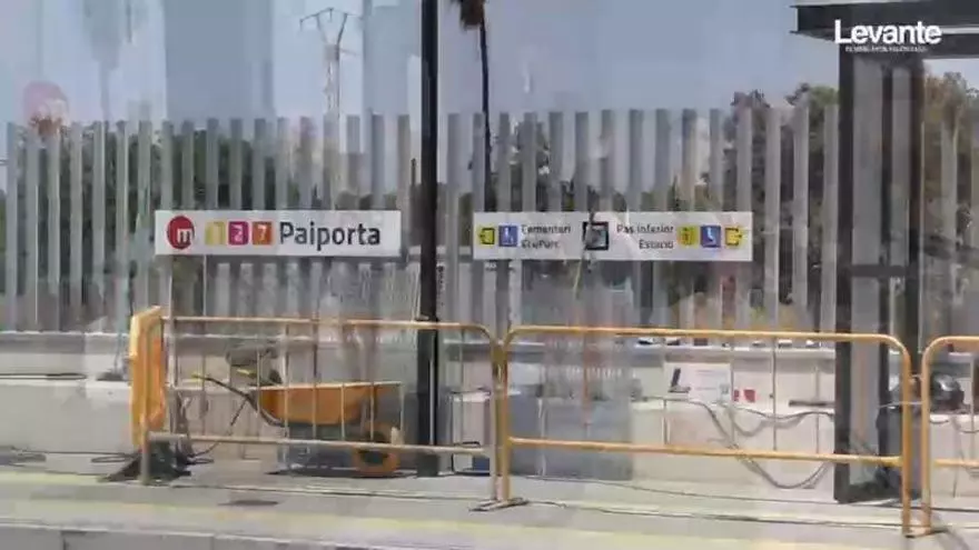 Esperar el metro en Paiporta a más de 30 grados y sin sombra: el ayuntamiento exige soluciones