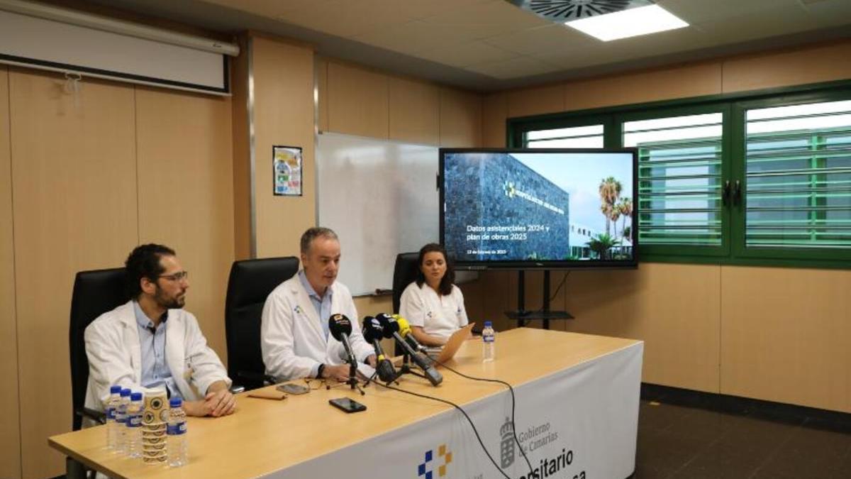 Pablo Eguia (c), este jueves, en el Hospital Universitario de Lanzarote Doctor José Molina Orosa, durante la rueda de prensa