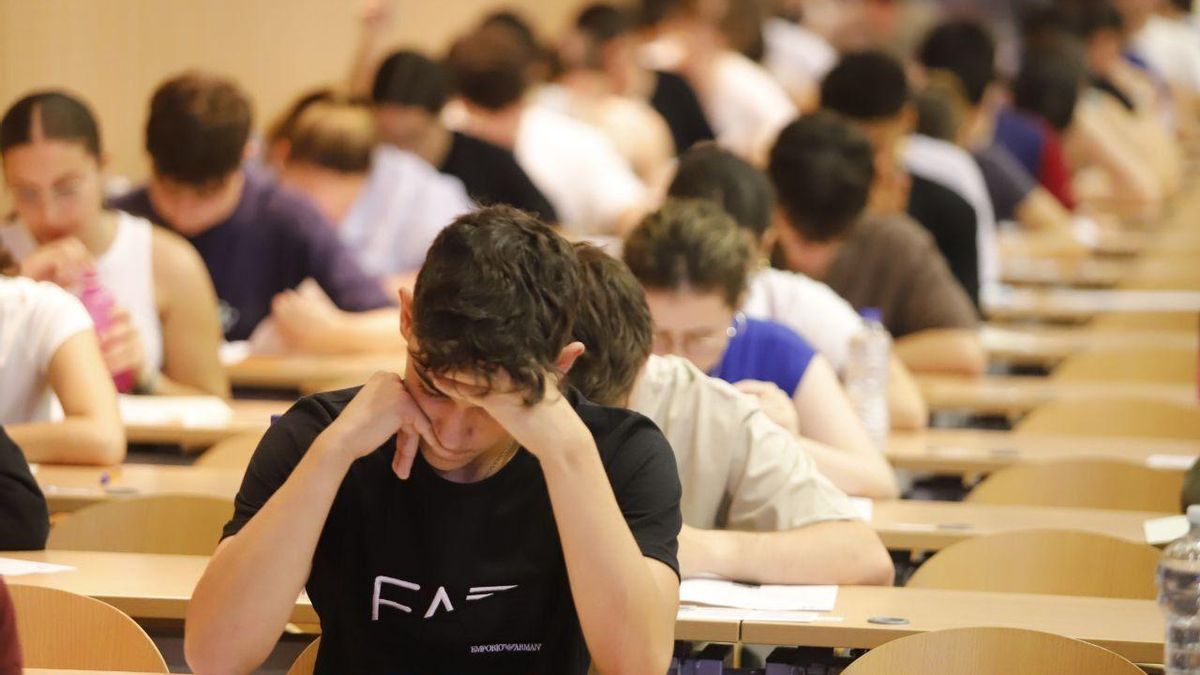 Un joven realiza el primer examen de Selectividad este 2025 en Córdoba.
