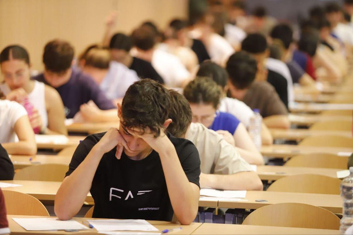 Un joven realiza el primer examen de Selectividad este 2025 en Córdoba.
