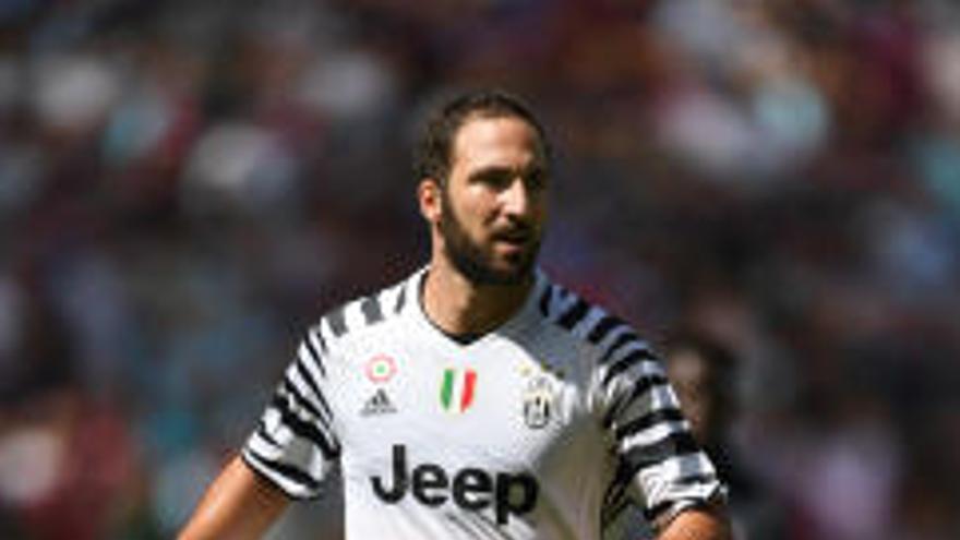 Polémica por el &#039;sobrepeso&#039; de Higuaín en su debut con la Juve