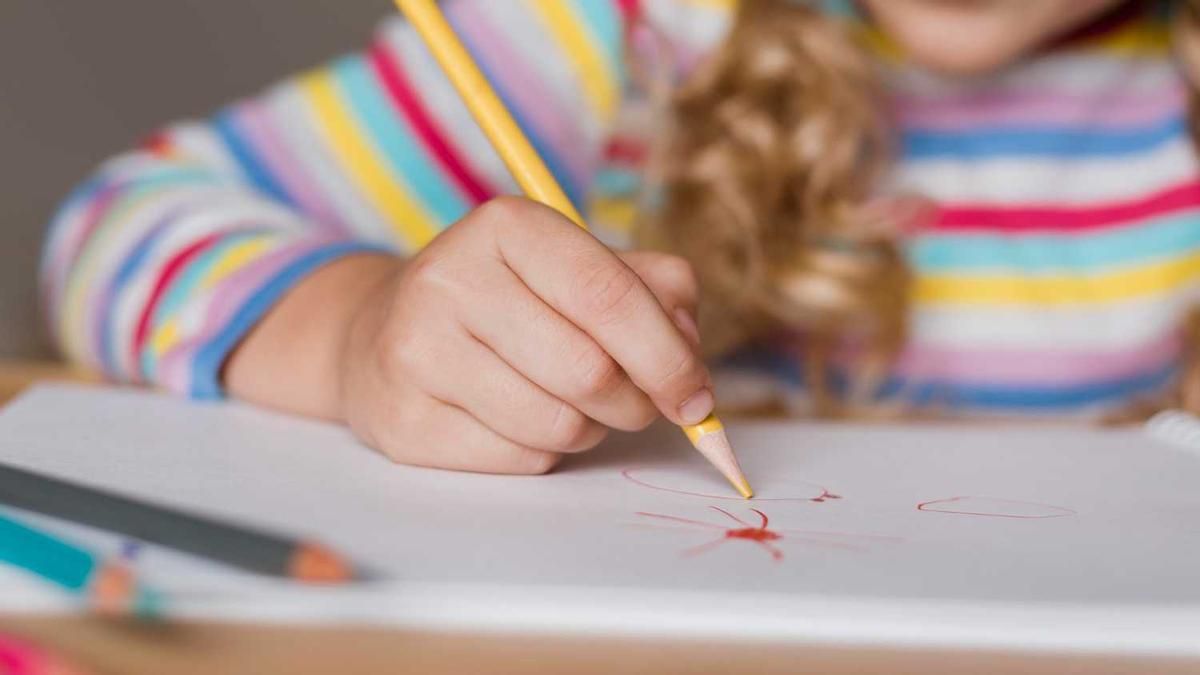 Una nena en un centre escolar, en una imatge d'arxiu