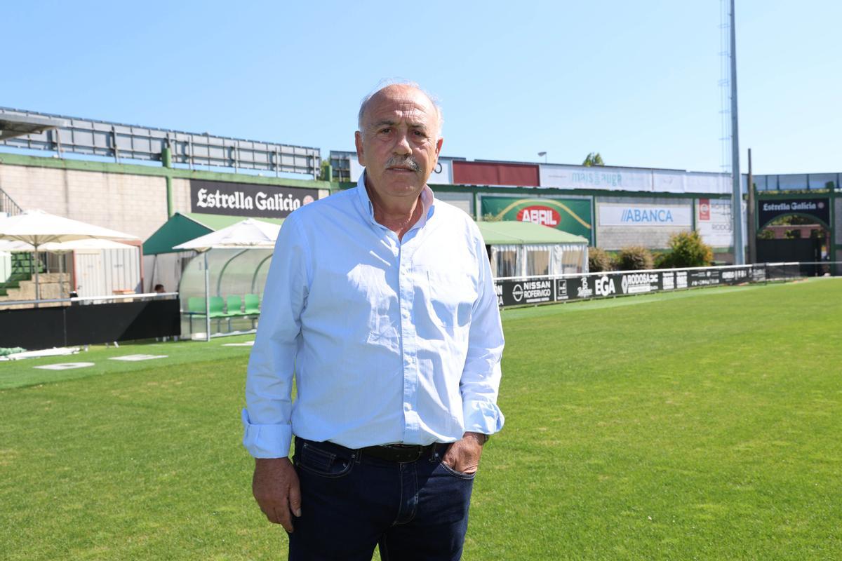 Gustavo Falque camina por el césped de O Vao.