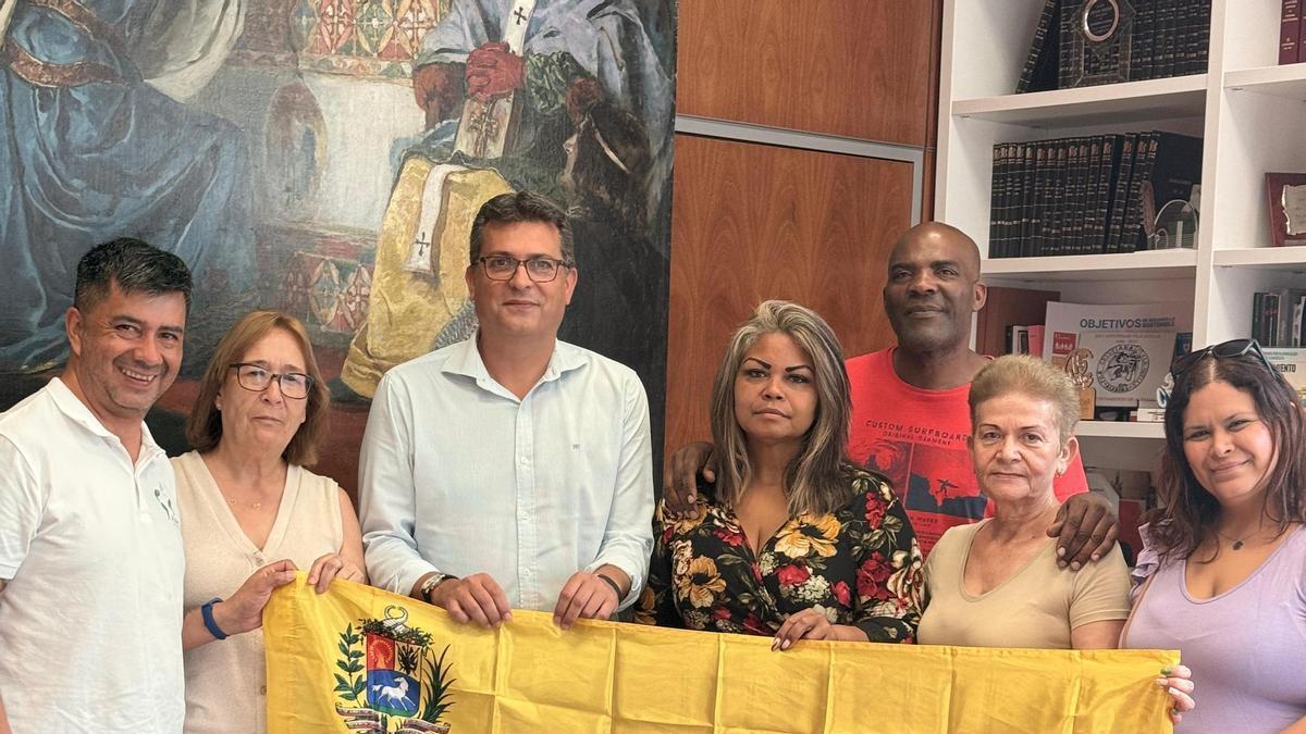 El alcalde, Juan R. Adsuara, y la concejala, Fina Carreño, con representantes venezolanos.