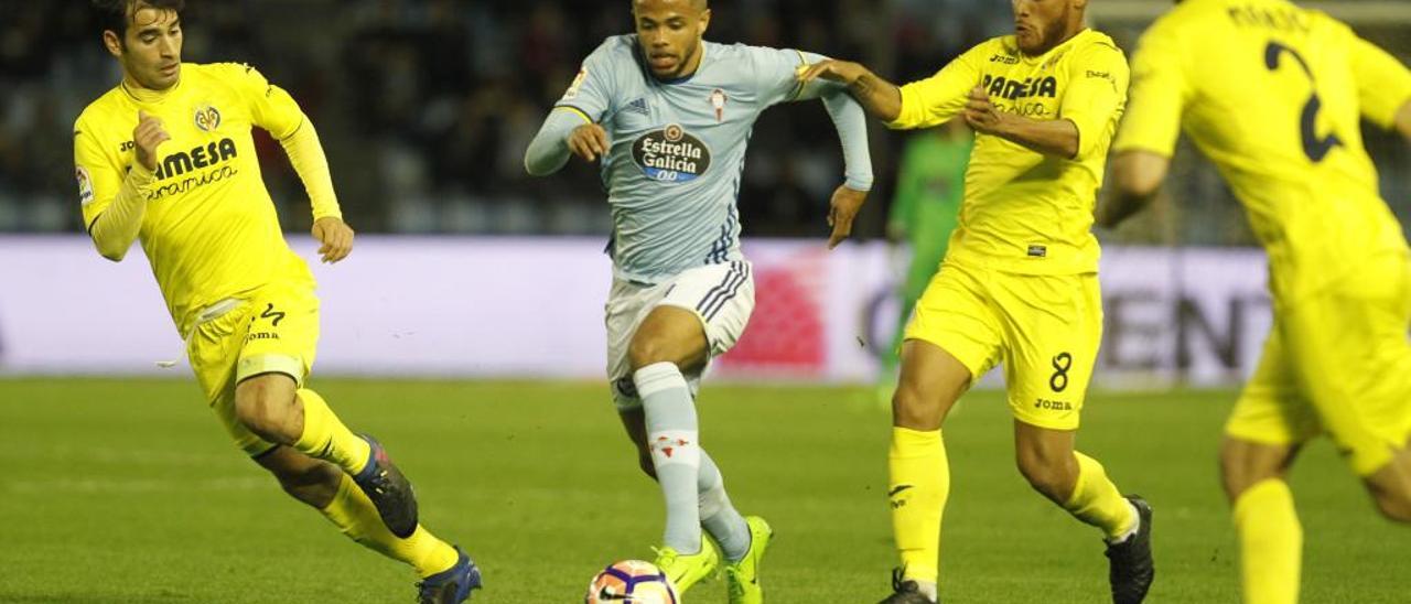 Theo Bondonga conduce la pelota en el Celta- Villarreal // Alba Villar