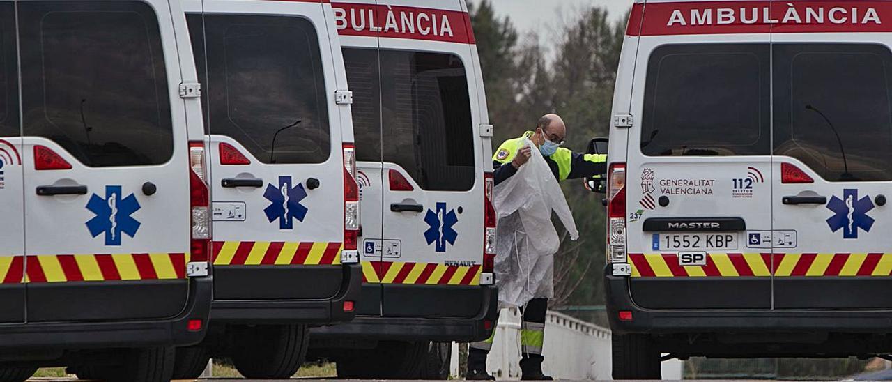 Ambulancias aparcadas en el Hospital de Sagunt. | DANIEL TORTAJADA