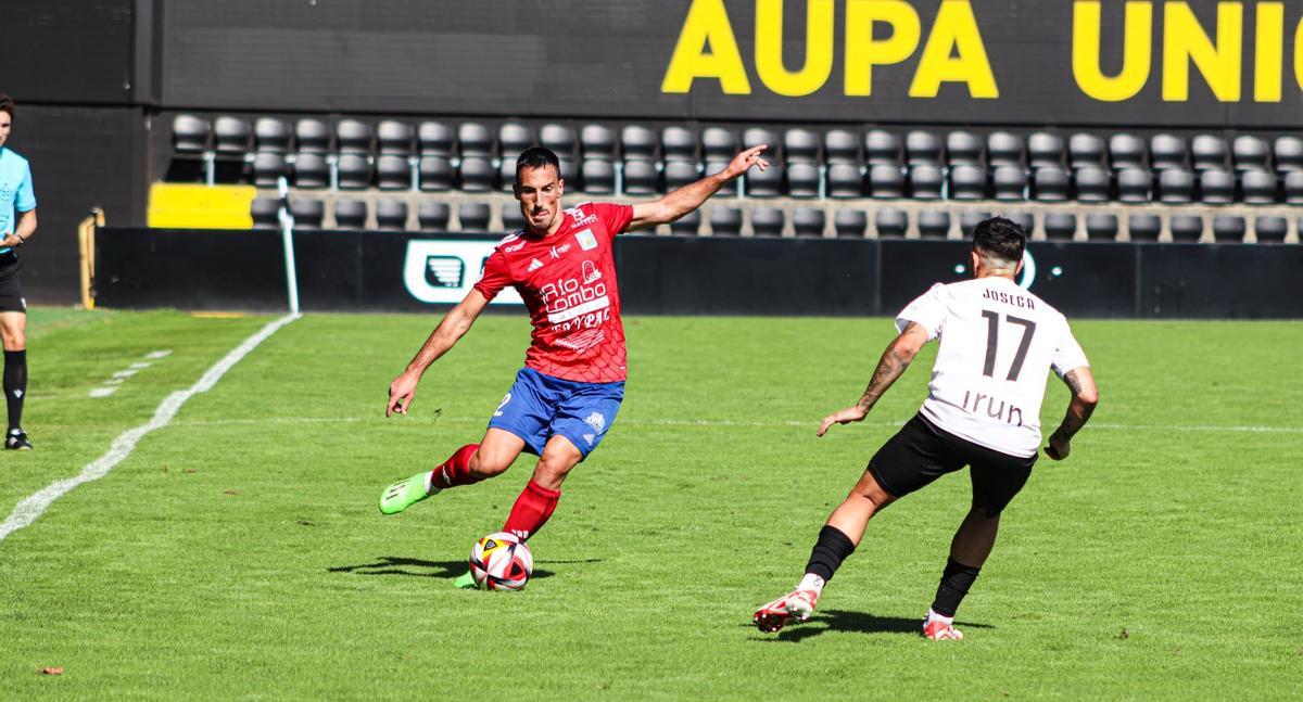 Borja San Emeterio golpea la pelota en el encuentro disputado por el Tarazona ante el Real Unión de Irún.