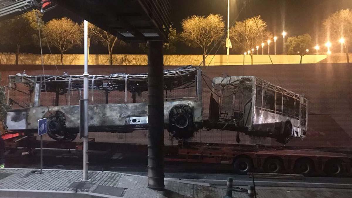 Bus articulado que se ha incendiado en la Ronda Litoral