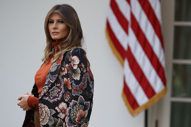 Melania Trump con el abrigo sobre los hombros