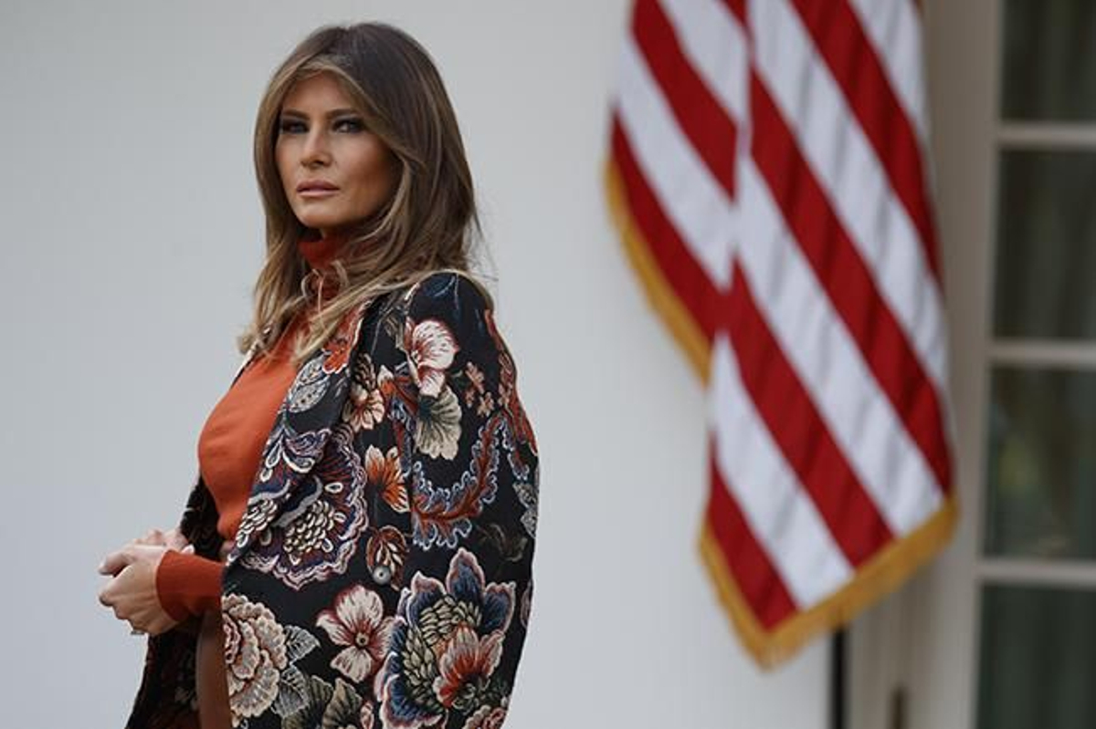 Melania Trump con el abrigo sobre los hombros
