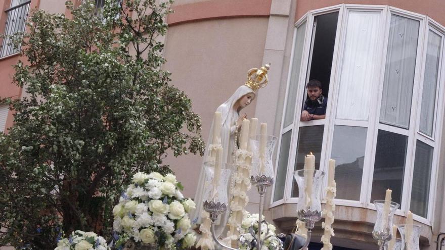 Procesión de la Virgen de Fátima por el barrio de La Trinidad, en imágenes