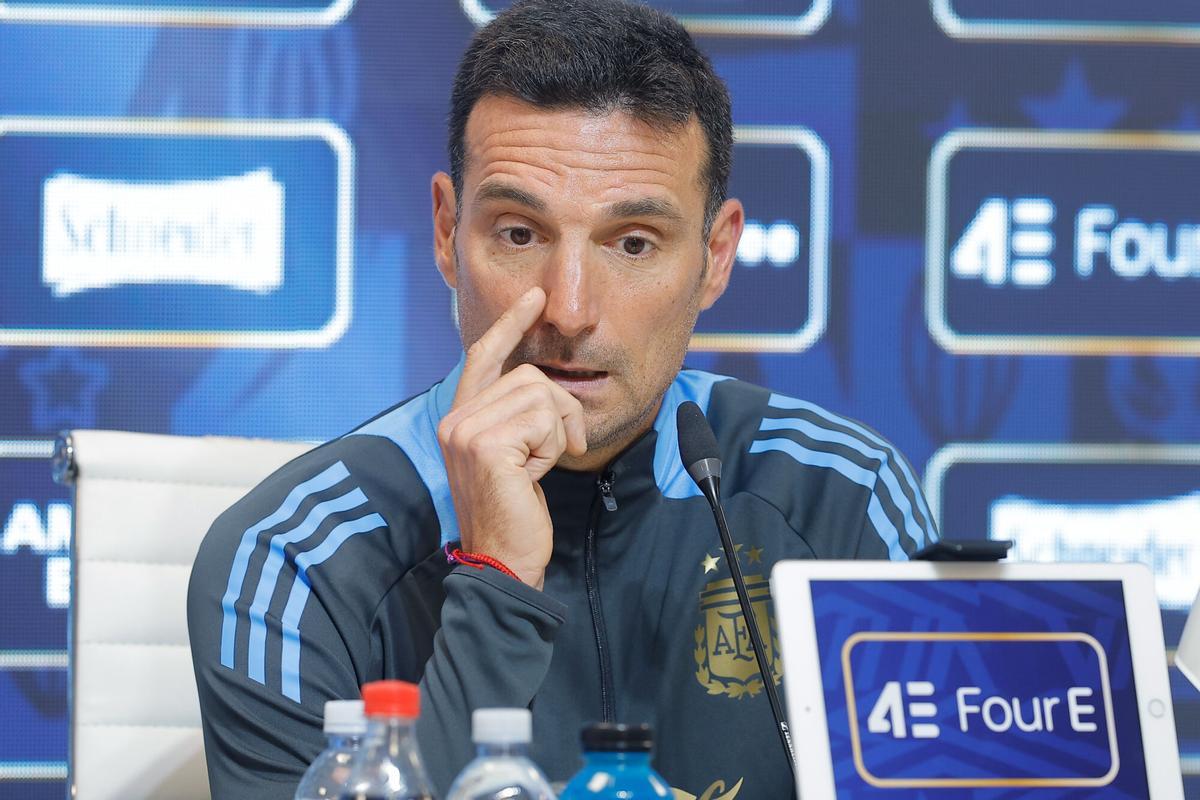 Lionel Scaloni no ve claro jugar contra España en este mes de marzo