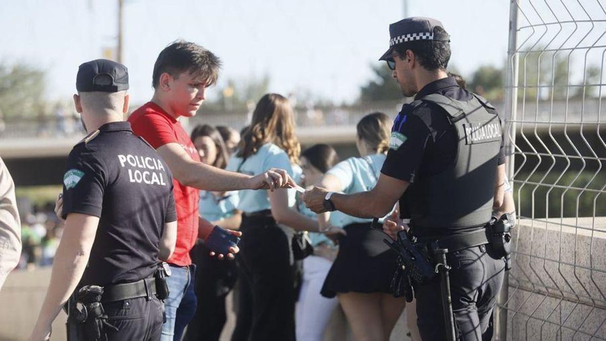 Policías locales en el control de acceso al botellón de la Feria, el año pasado.