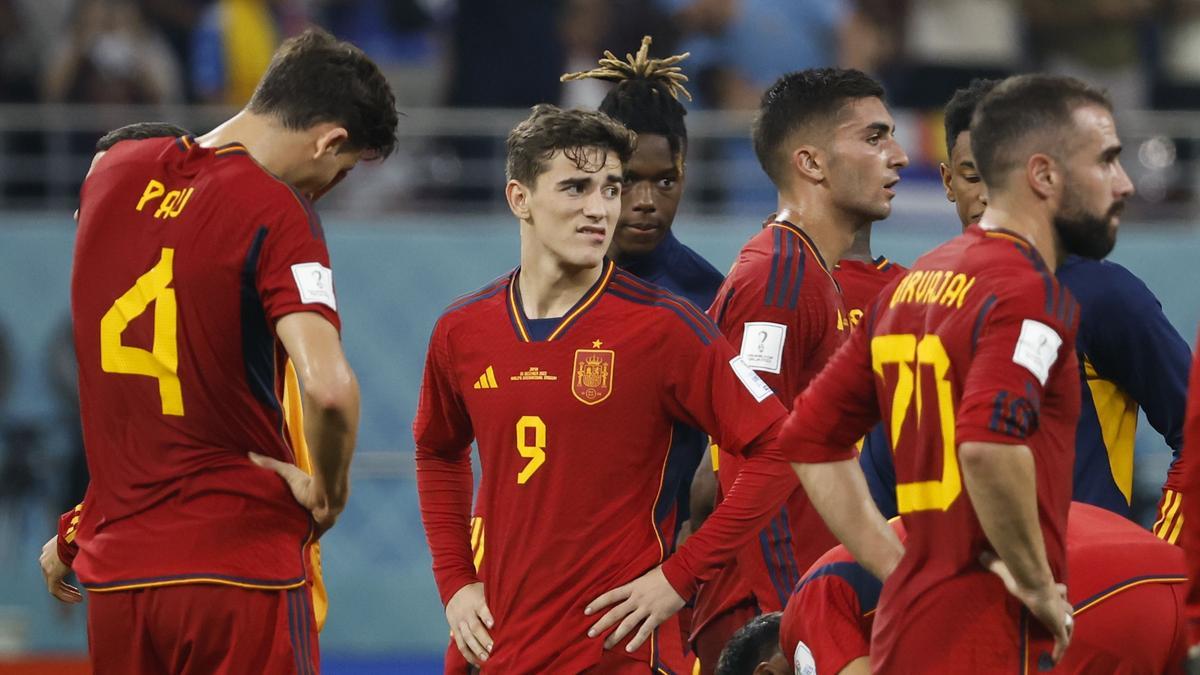 Los jugadores españoles se lamentan al final del encuentro ante Japón.