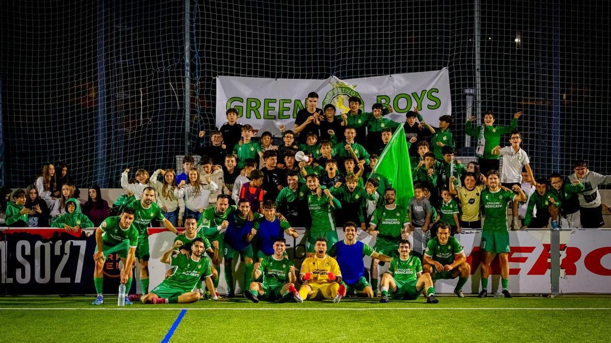 Los jugadores del CD Cuarte celebran una victoria en el Estadio Juan Guerrero ‘El Lobo’ junto a sus aficionados.