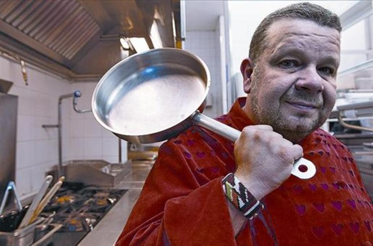 El cuiner Alberto Chicote, armat amb una paella durant la gravaciód’un dels seus programes. El cuiner Alberto Chicote, armat amb una paella durant la gravaciód’un dels seus programes.
