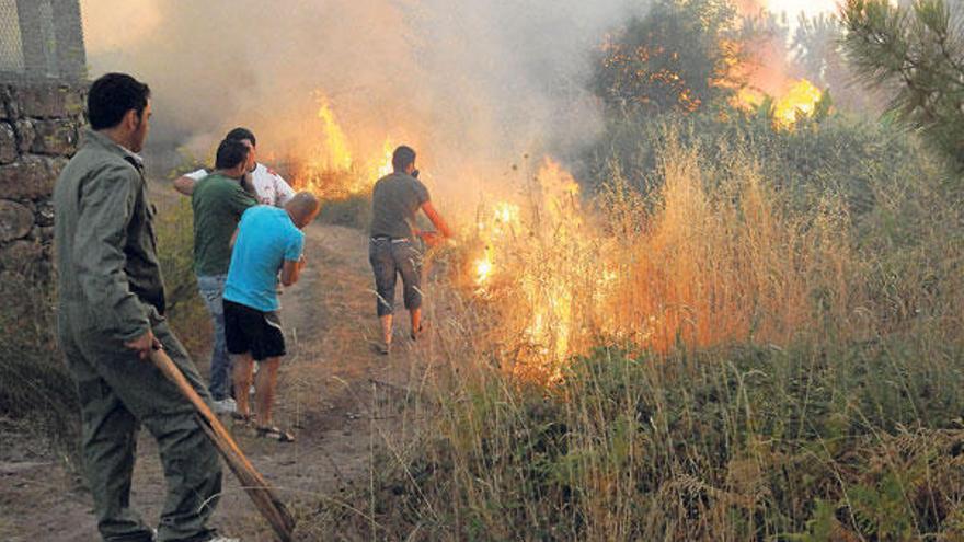 Controlado, aunque no extinguido, el incendio de Marín