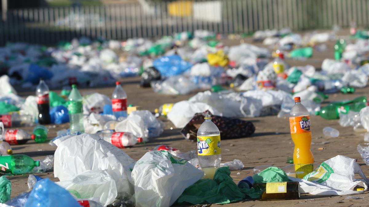 Basura acumulada tras la celebración de un botellón, en una imagen de archivo.