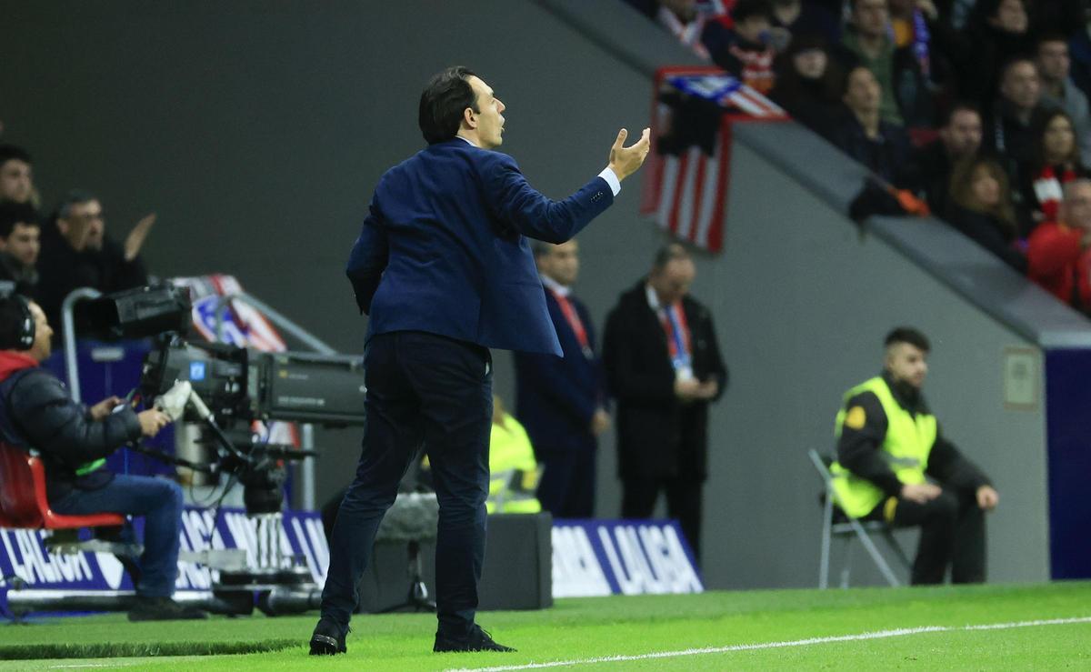 Diego Pablo Simeone, entrenador del Atlético, da instrucciones frente al Villarreal.