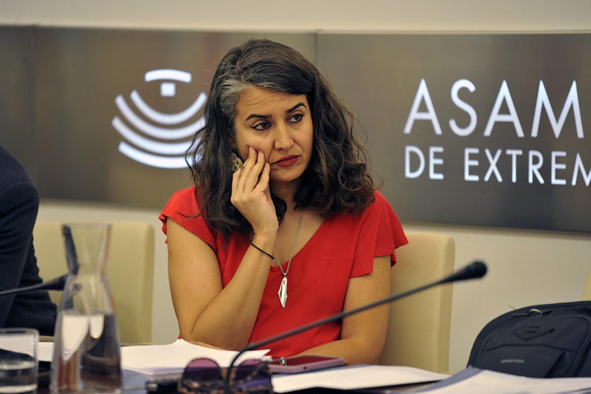 La portavoz de Unidas por Extremadura, Irene de Miguel, atiende una de las intervenciones.