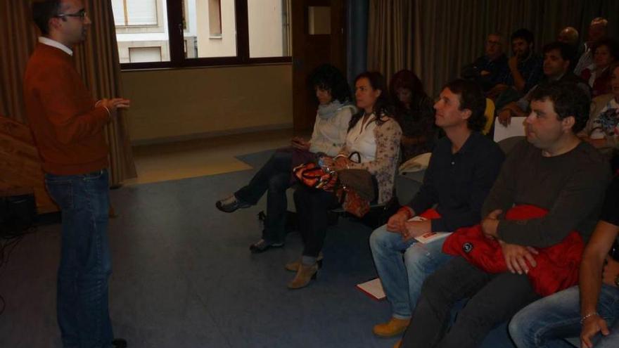 José Víctor Rodríguez, alcalde de Cangas, dirigiéndose ayer a los miembros de la asamblea de su partido.