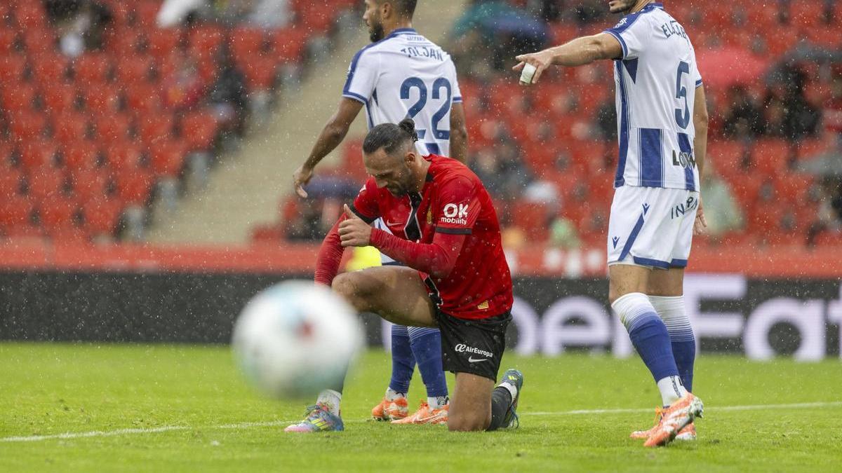 Muriqi, de rodillas, agradece un pase a un compañero en el partido frente al Levante.