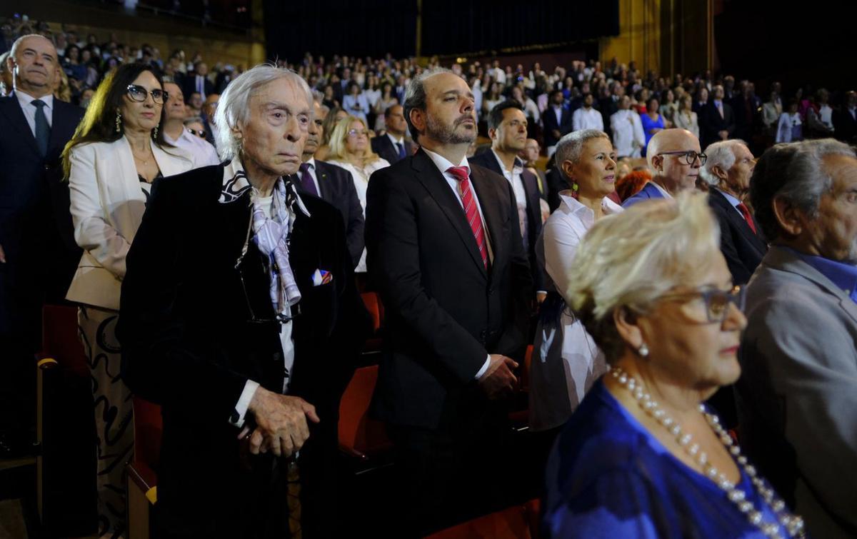 Imagen del público asistente al Auditorio. En primer término el artista Pepe Dámaso. | JOSÉ CARLOS GUERRA